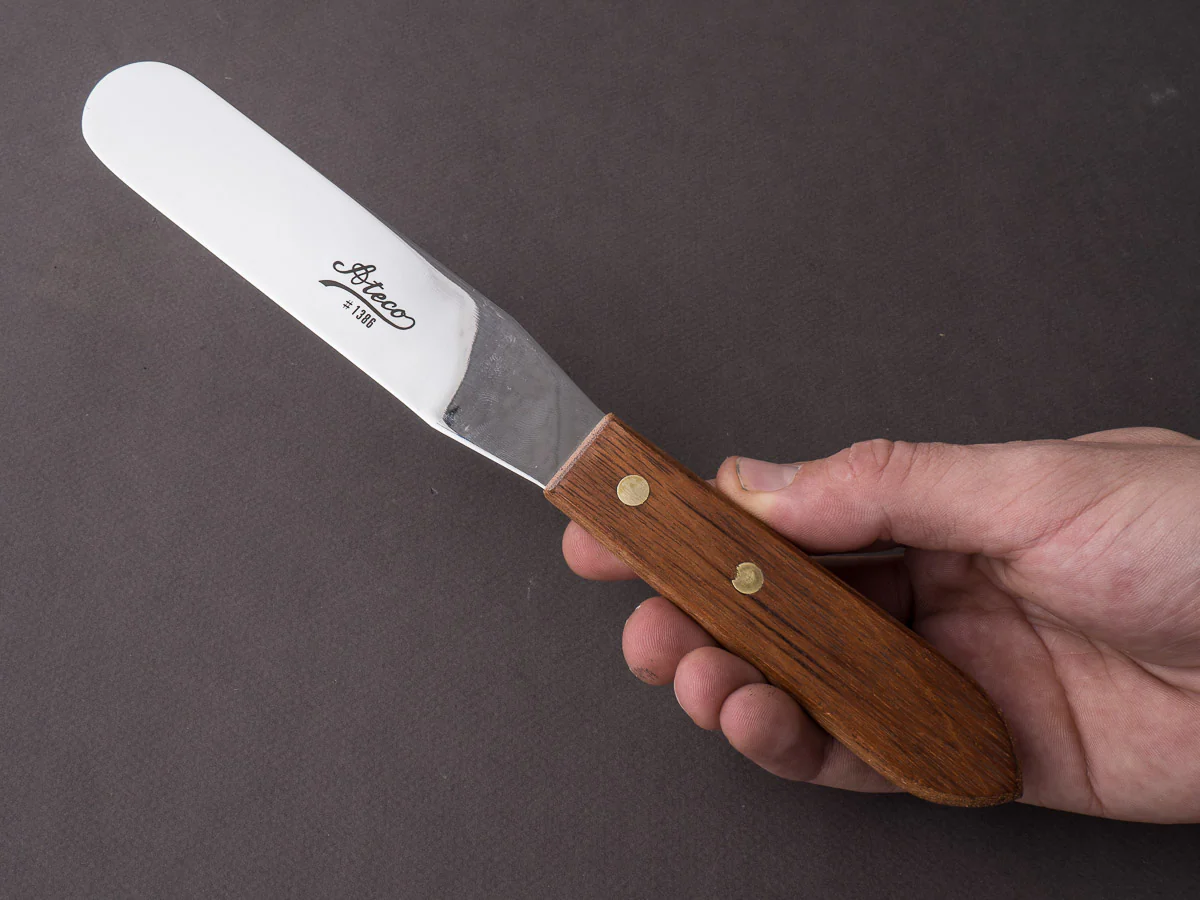 Ateco - Pastry Spatula - 6" Straight - Rounded Tip - Wood Handle - Image 3