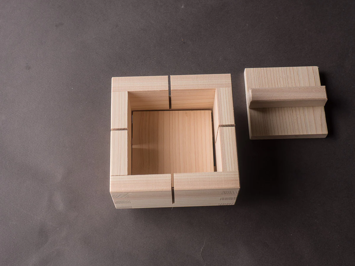 Komon - Hinoki Press Sushi Box - 4 Piece Cross Cut - Image 3