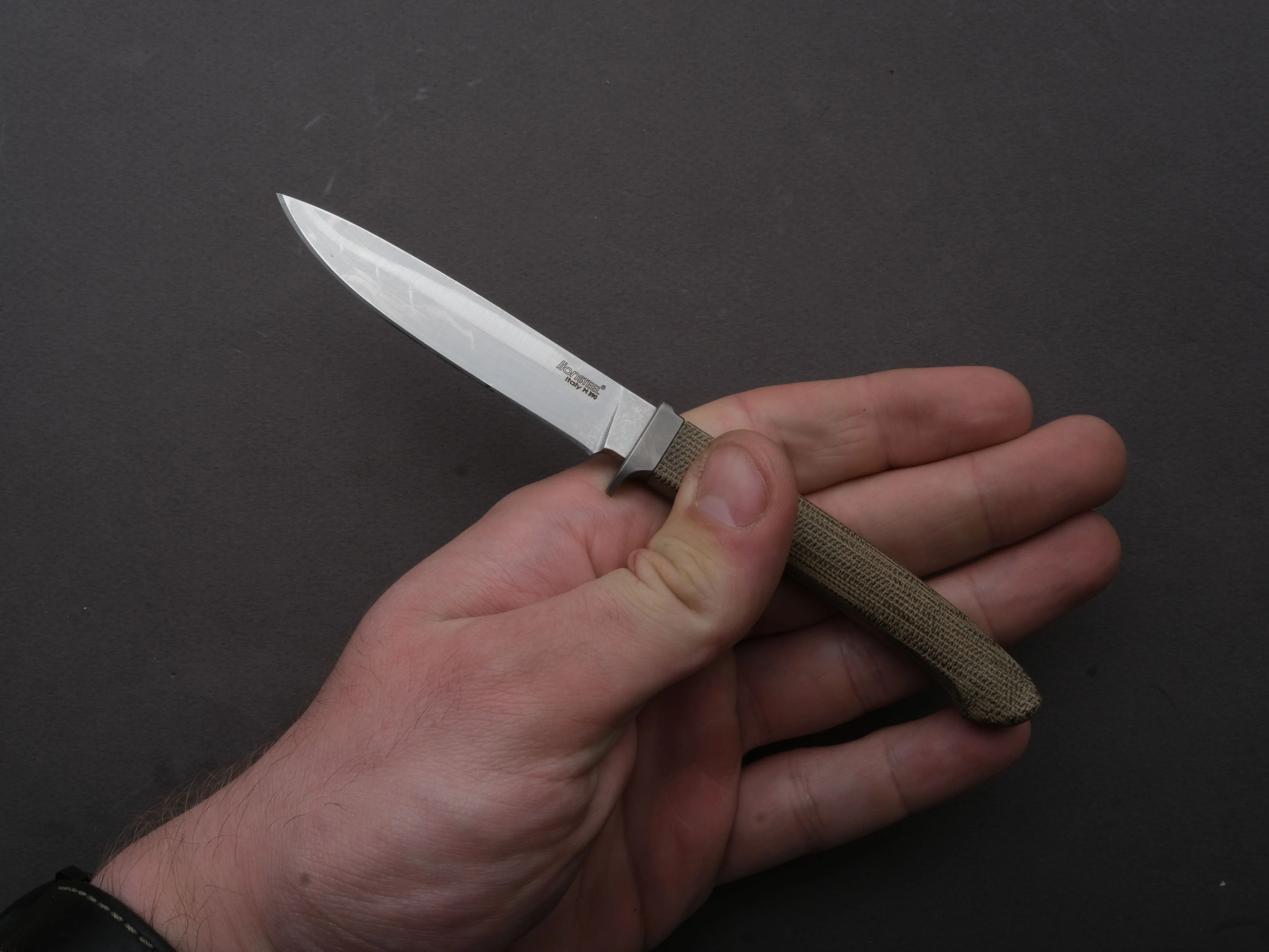 lionSTEEL - Fixed Blade - Ago - M390 - 80mm - Green Canvas Micarta - Leather Sheath - Image 5
