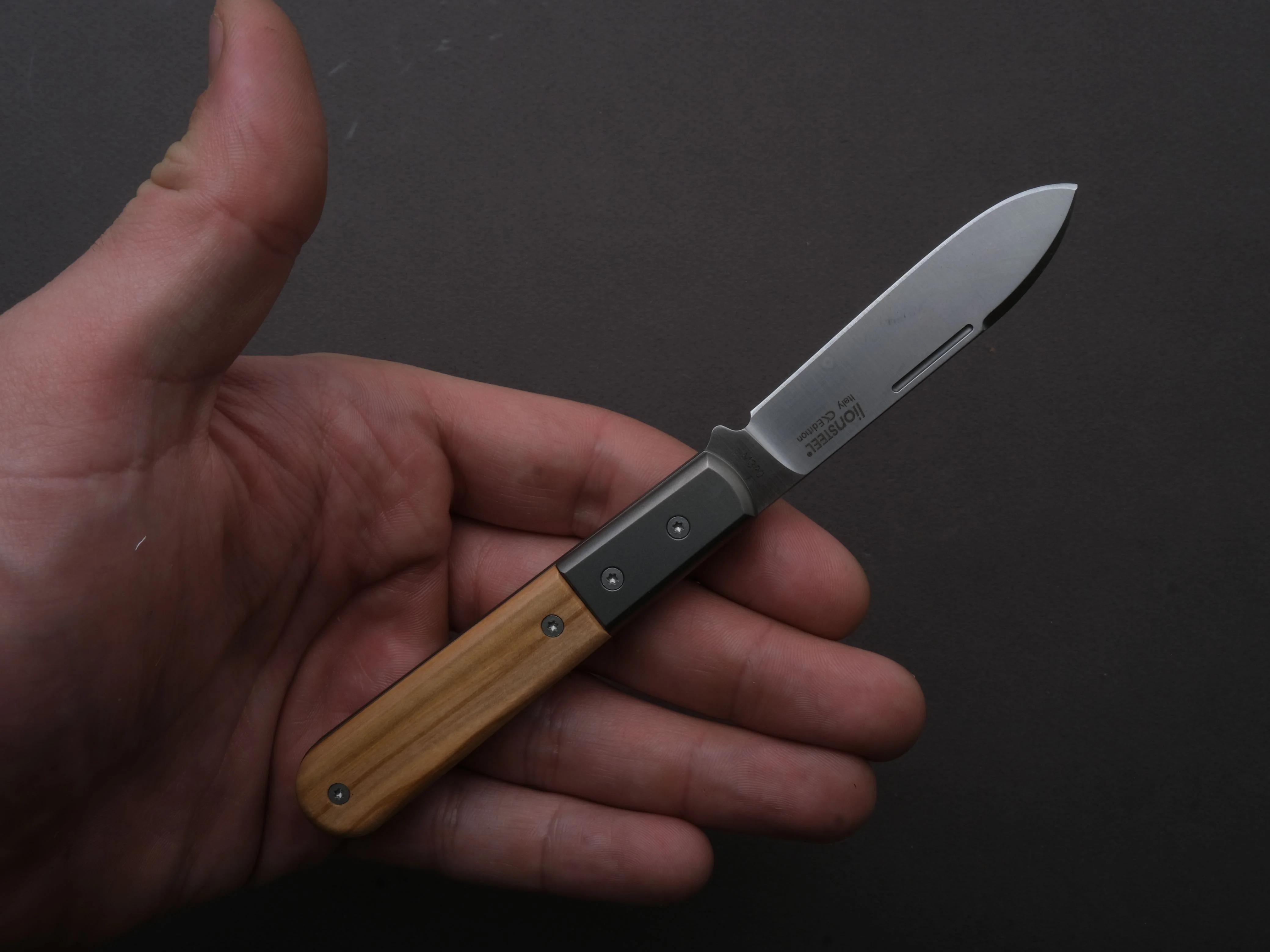 lionSTEEL - Folding Knife - Barlow - Roundhead - 65mm - M390 - Slip Joint - Olive w/ Metal Bolster - Image 4
