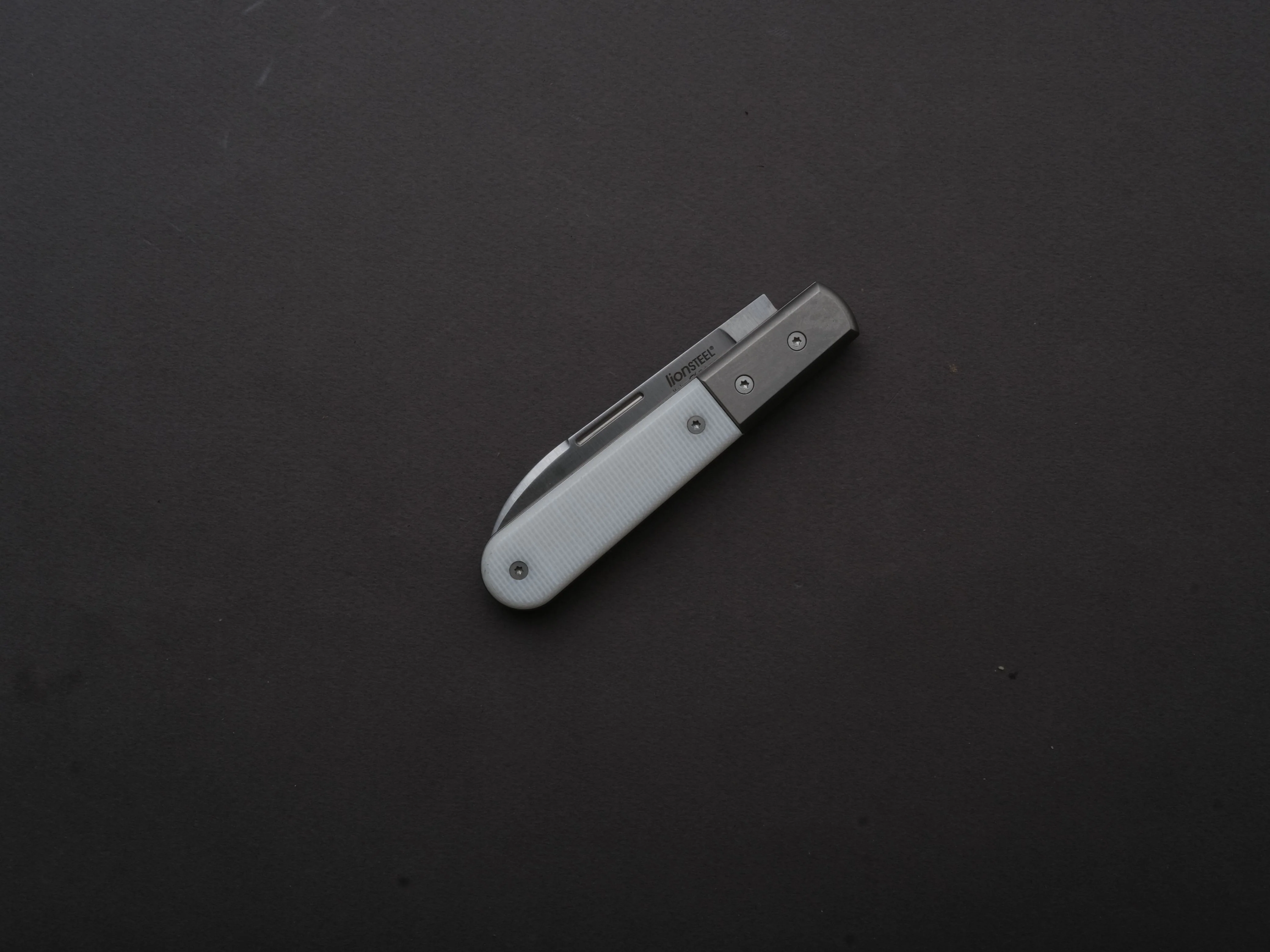 lionSTEEL - Folding Knife - Barlow - Roundhead - 65mm - M390 - Slip Joint - White Carbon Fiber - Image 7