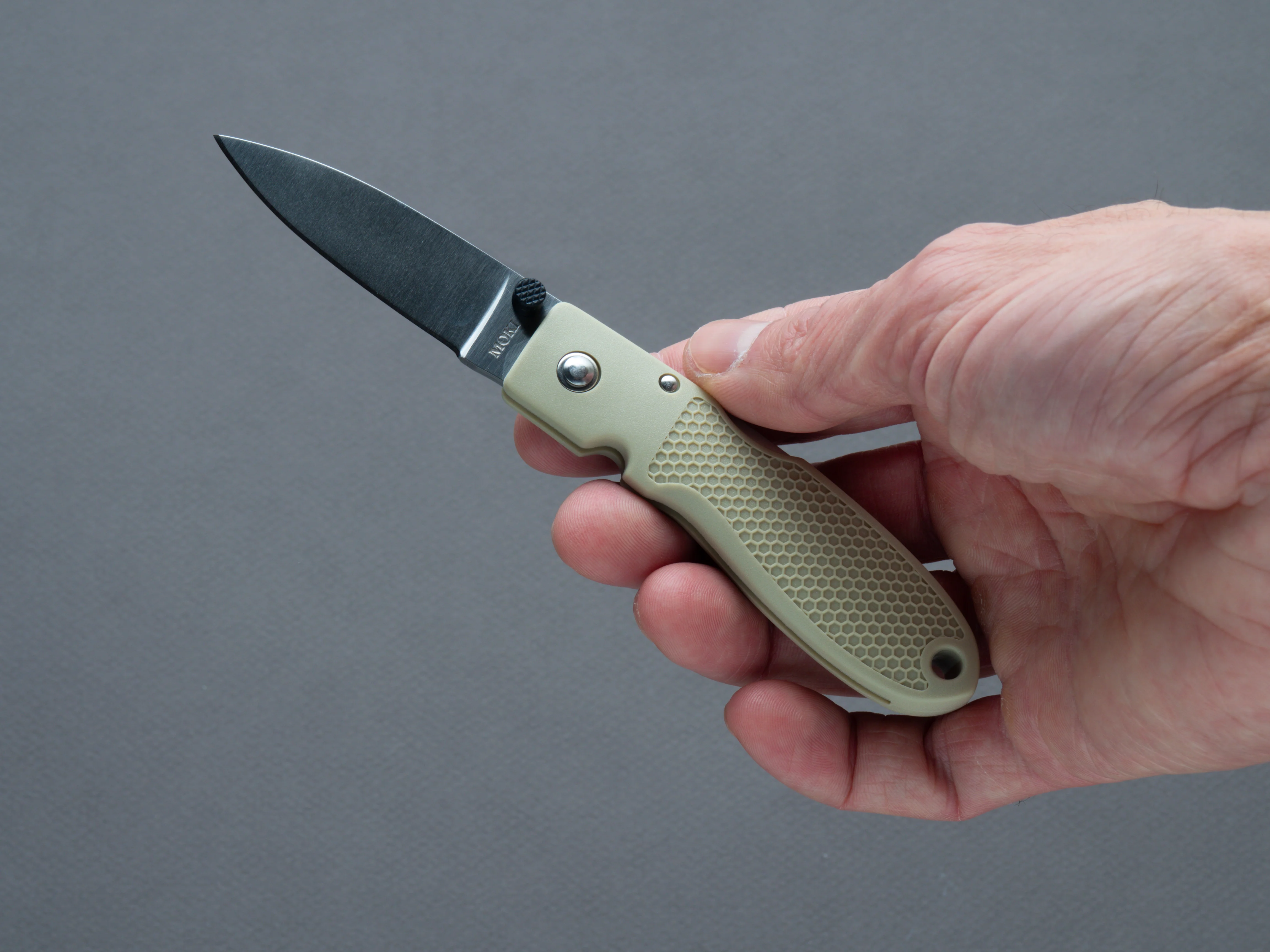 Moki - Folding - Coupe - Lock back - AUS-8 - 54mm - Sand Biege Grilon Handle - Image 3