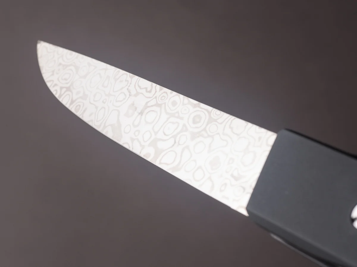 Ryusen - SK07 - Single Bevel Folding Steak Knife - Coreless Damascus - Urban Black Handle w/ Red Stitch Leather Case - Image 8